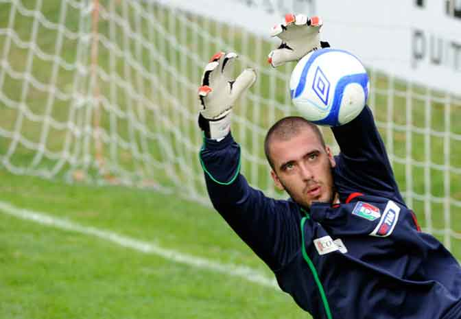 Viviano Segera Berkostum Arsenal