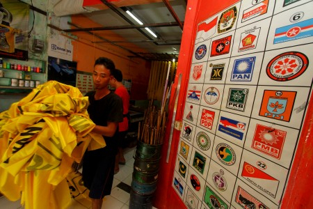 Bawaslu NTB Belum Tertibkan Spanduk Parpol dan Caleg