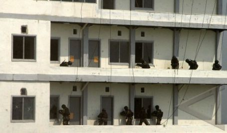 Simulasi Anti-teror di Sejumlah Gedung Bertingkat di Solo