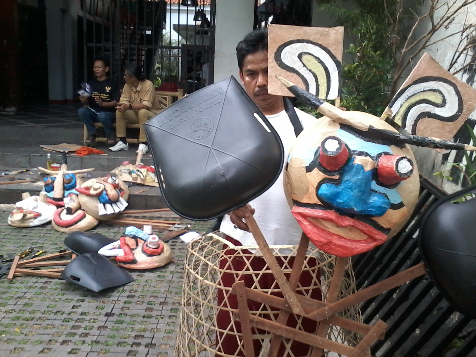 Sampah pun Bisa Jadi Seni Topeng ala Barongsai