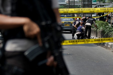 Kompolnas: Rompi Anti Peluru Bagi Polisi, Bukan Solusi