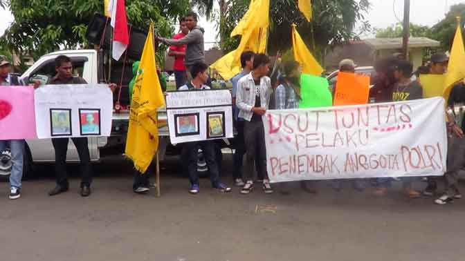 Mahasiswa Bogor Gelar Aksi Simpatik untuk Polisi