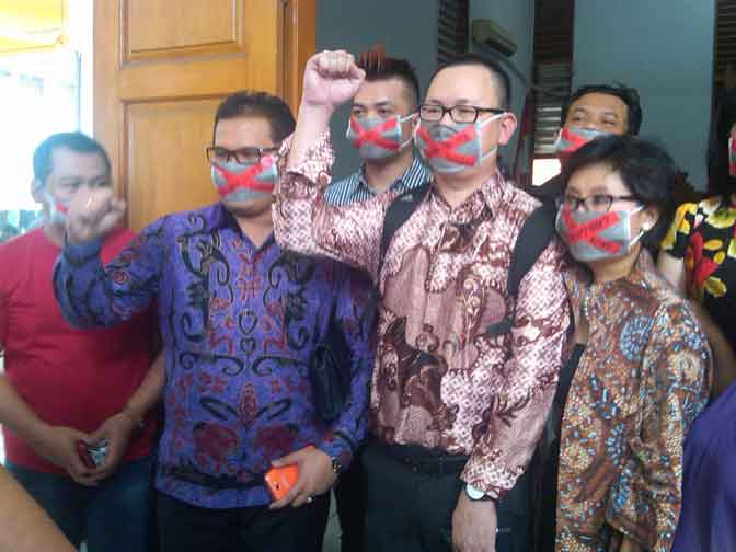 Protes Sidang Benhan, Safe Net Gelar Aksi Tutup Mulut