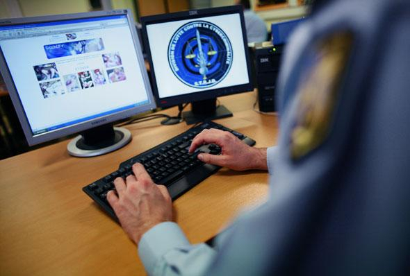 Cina Punya Dua Juta Polisi Internet
