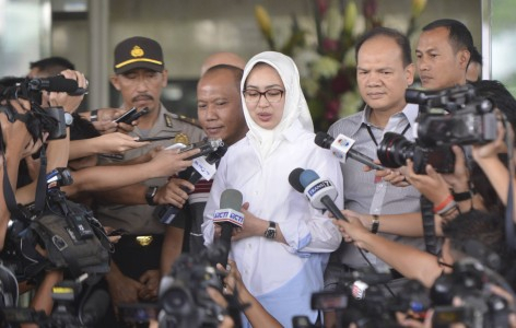 Airin Jenguk Suaminya di Rutan KPK