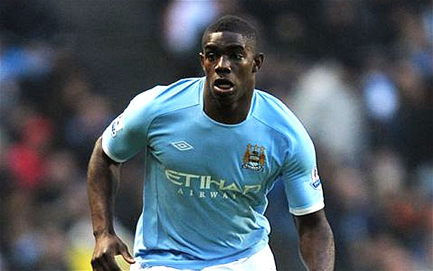 Newcastle Ingin Datangkan Micah Richards
