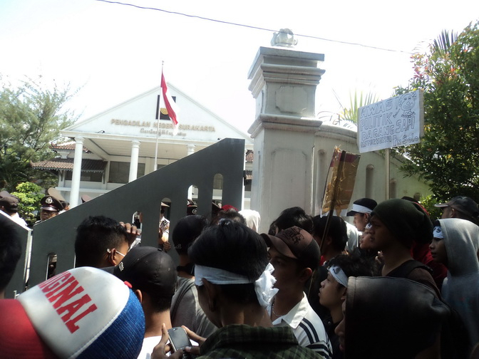 Kunjungan Timwas Century ke Pengadilan Negeri Solo Didemo
