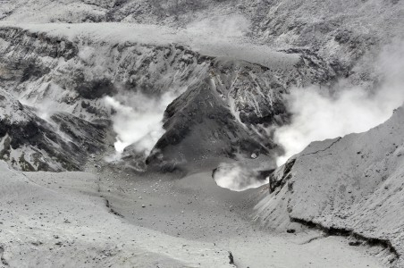 Kadar Gas Beracun Gunung Tangkuban Parahu Masih Tinggi