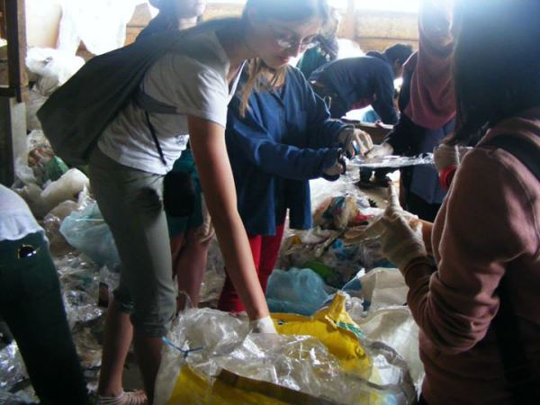 Jaga Lingkungan, Warga Desa di Ciwidey Tabung Sampah