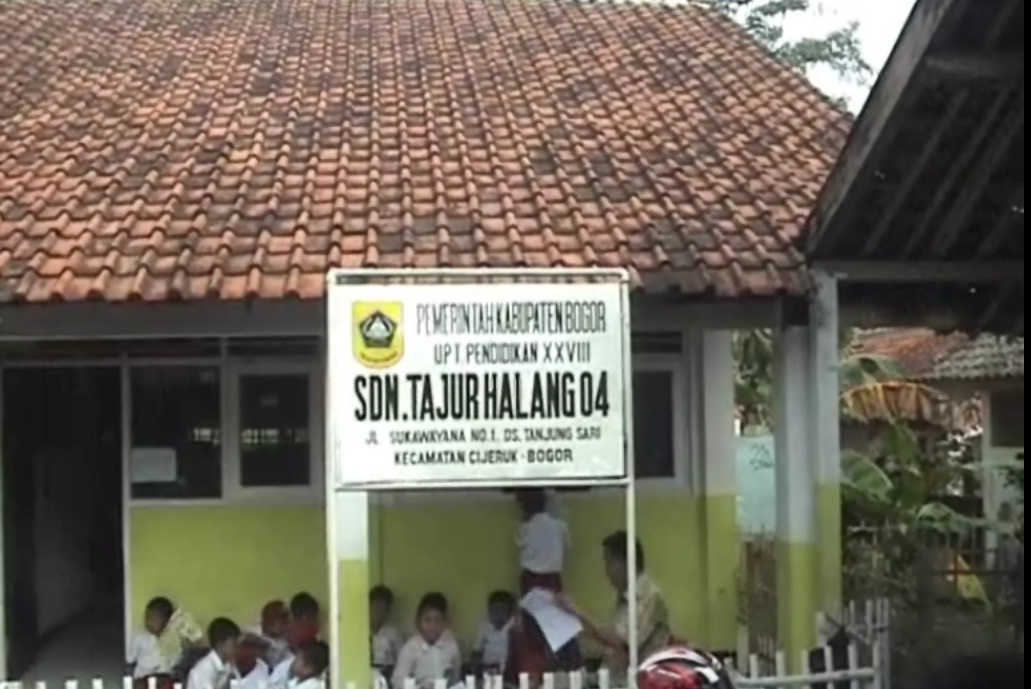 3 Tahun, Siswa SD di Bogor Belajar di Teras Depan Kelas