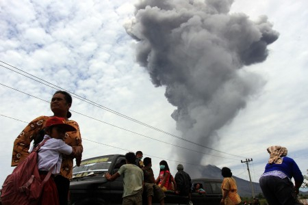 Gunung Sinabung Masih Keluarkan Abu Vulkanik,  Warga Diimbau Waspada
