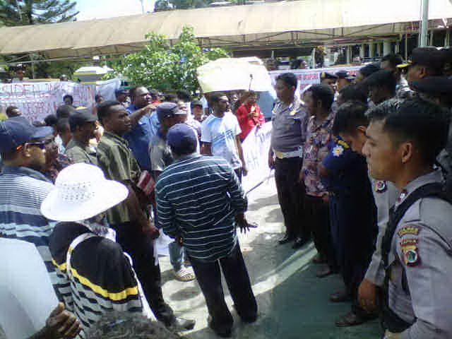 Demo Keluarga Tersangka Korupsi di Jayapura Nyaris Ricuh