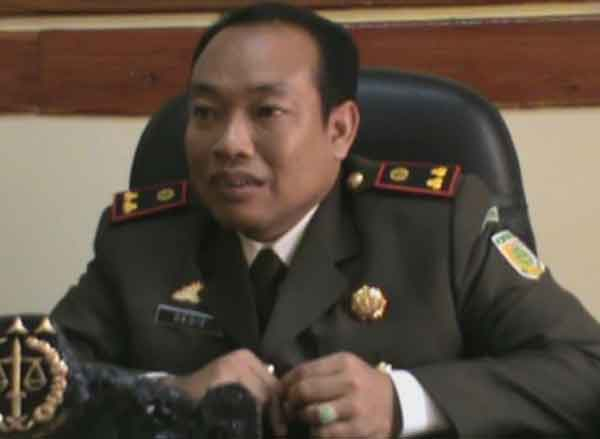 Tekan Korupsi, Kejari TTU Tempel Stiker di Papan Proyek