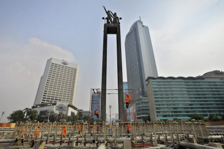 Jelang Demo Buruh, Puluhan Polisi Berjaga di Bundaran HI