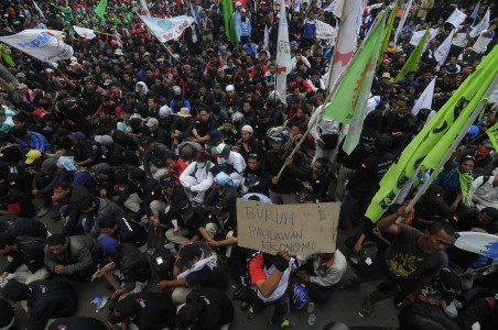 Bubarkan Diri, Buruh Jakarta Ancam Demo Lagi