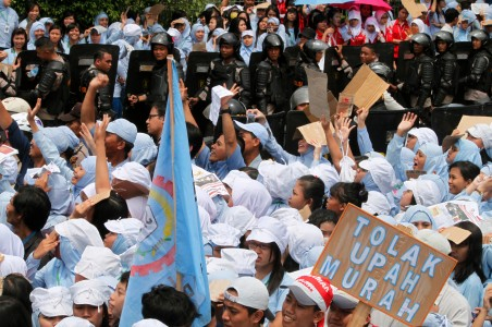 Tetapkan UMP Rp2,4 Juta, Buruh Kecewa kepada Jokowi