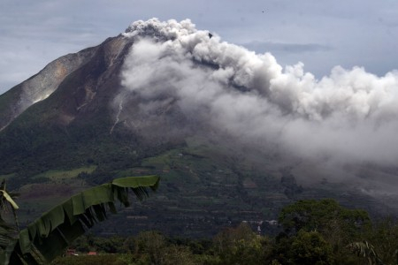 Gunung Sinabung Meletus, Warga 4 Desa Mengungsi