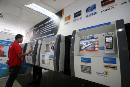 Puluhan Gerbong KRL dari Jepang Tiba di Jakarta