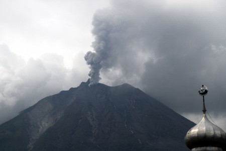 Gempa Dalam Gunung Sinabung Terus Meningkat