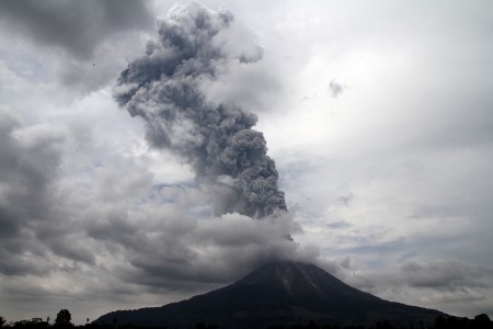 Gunung Sinabung Meletus Lagi, Awan Panas Menuju Tenggara