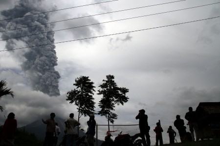 Warga Lintasi Batas Zona Aman Sinabung
