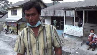 Di Tengah Erupsi, Warga Lereng Sinabung Jaga Desa