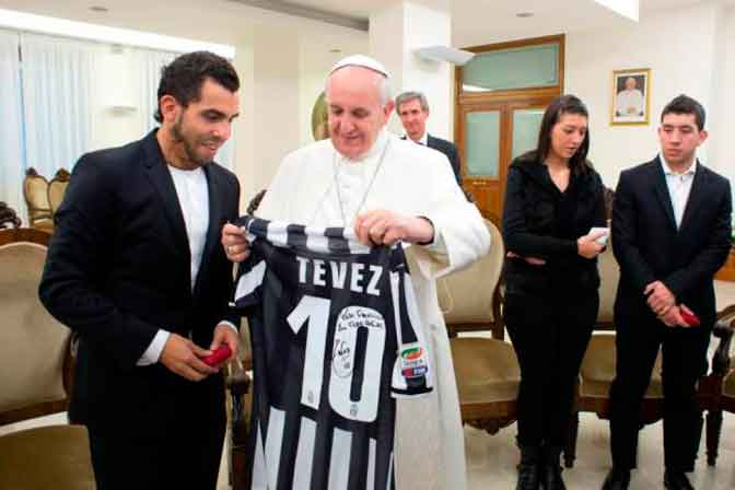 Tevez Bahas Kemiskinan dengan Paus Fransiskus
