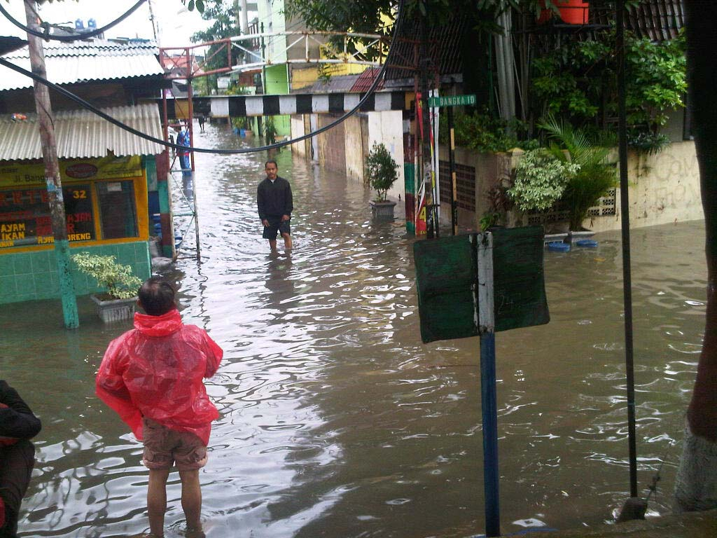 Dinsos DKI Salurkan Stok Penyangga Banjir
