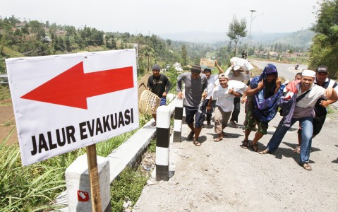 Abu Letusan Merapi Sejauh 60 Kilometer