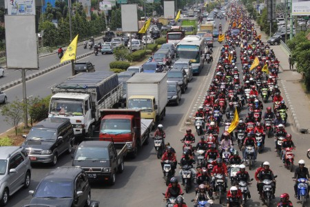 Gubernur Tetapkan UMK Jabar 2014