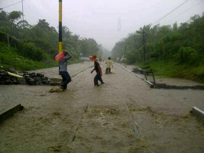Banjir Rendam Rel Kereta Api di Banyuwangi