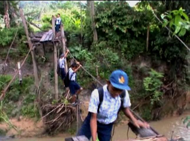 Tragis, Ke Sekolah Siswa SMP di Kolaka Bergelantungan di Jembatan