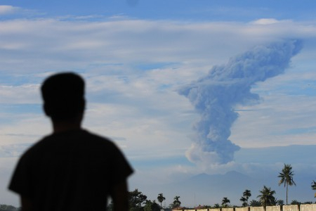 Letusan Sinabung Belum Bencana Nasional