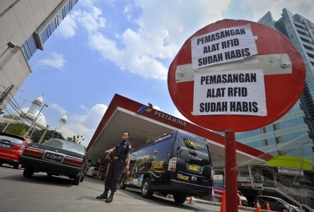 Ratusan Orang Antri, RFID Tak dipasang