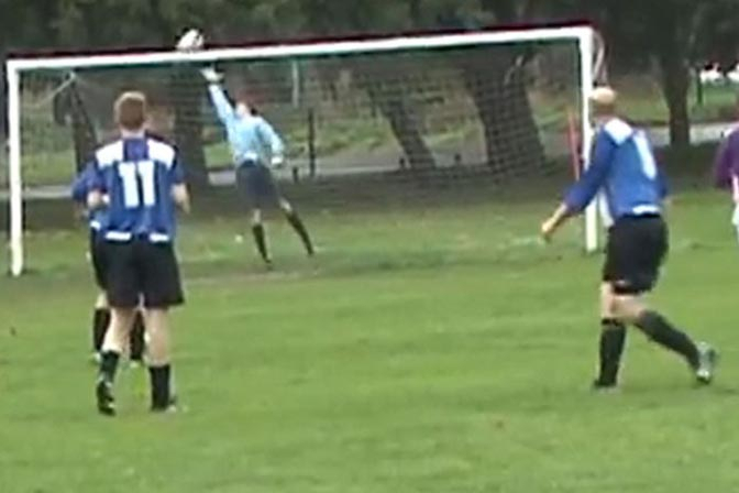 Pemain Ini Cetak Gol Bunuh Diri dari Jarak 36 Meter