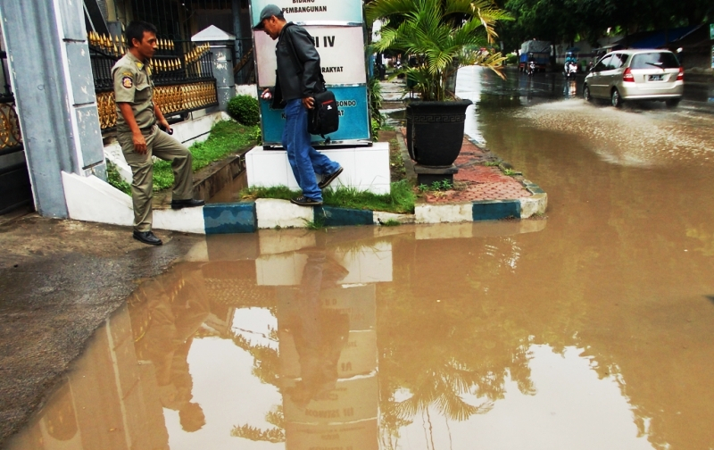 Hujan Sebentar, Jalan di Situbondo Langsung Tergenang Air