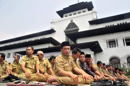 Pengamat: Batalkan Peraturan PNS Shalat Subuh Berjamaah