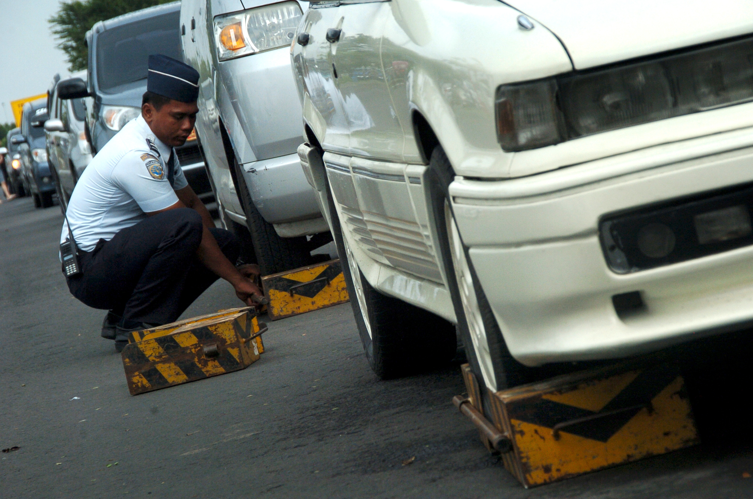 Jalur Sepeda di Kota Mataram Diserobot Pemarkir Liar