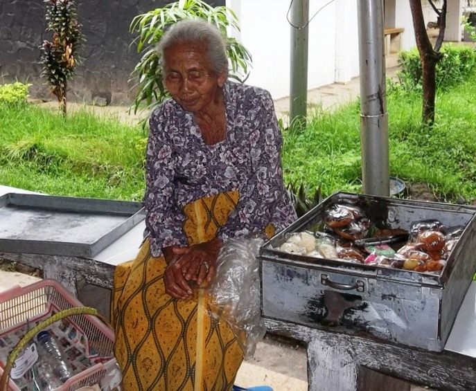 Di Usia 85 Tahun, Nenek Ini Tetap Jual Kue Keliling