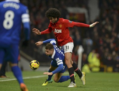 Fellaini Terancam Absen Enam Minggu