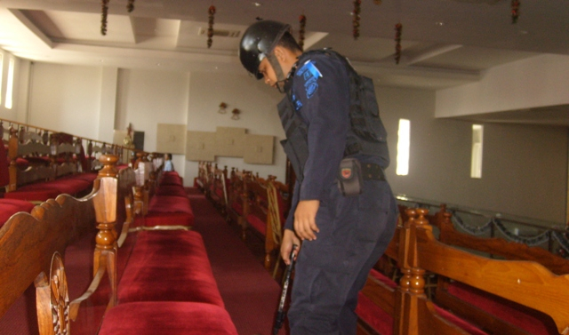 Unit Penjinak Bom Sterilisasi Gereja di Cirebon