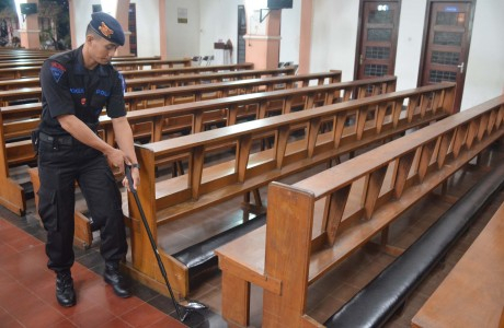 Tim Penjinak Bom Menyisir Belasan Gereja di Bandung