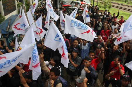 Buruh Sepatu Adidas yang Dipecat Tuntut Dipekerjakan Kembali
