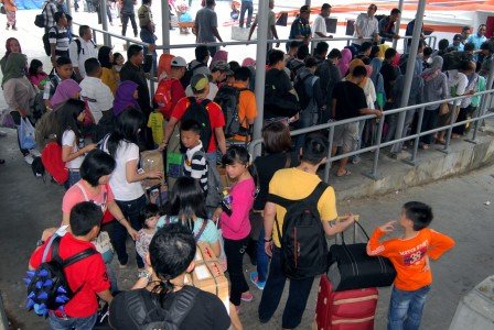 Jelang Tahun Baru, Arus Penumpang di Pelabuhan Ketapang Meningkat