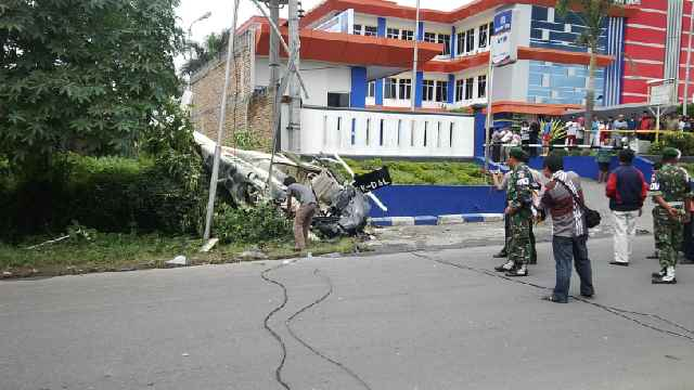 Helikopter Jatuh di Depan RS Efarina Brastagi