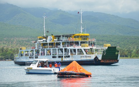 Pencarian Korban Kapal Tenggelam di NTB Terkendala Ombak Tinggi