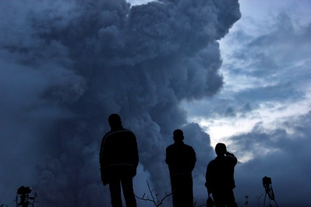 Status Gunung Raung di Jatim Dinaikkan Jadi Waspada