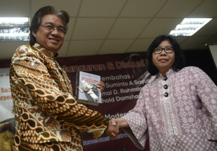 Tim 8: Puisi-Esai Denny JA Berpengaruh Hingga di Luar Sastra