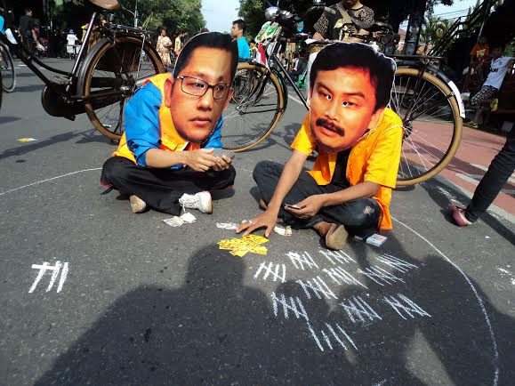Anas dan Andi Main Kartu Domino di Surakarta
