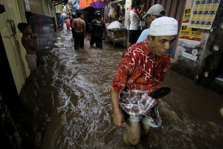 Banjir di Kampung Pulo, 2 Orang Tewas